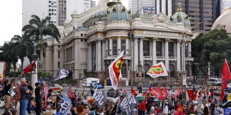 Rio de Janeiro (RJ), 08/01/2026 - Manifestantes durante ato pela democracia, em memória aos antidemocráticos de 8 de janeiro de 2023, na Cinelândia, centro da cidade. Foto: Tânia Rêgo/Agência Brasil