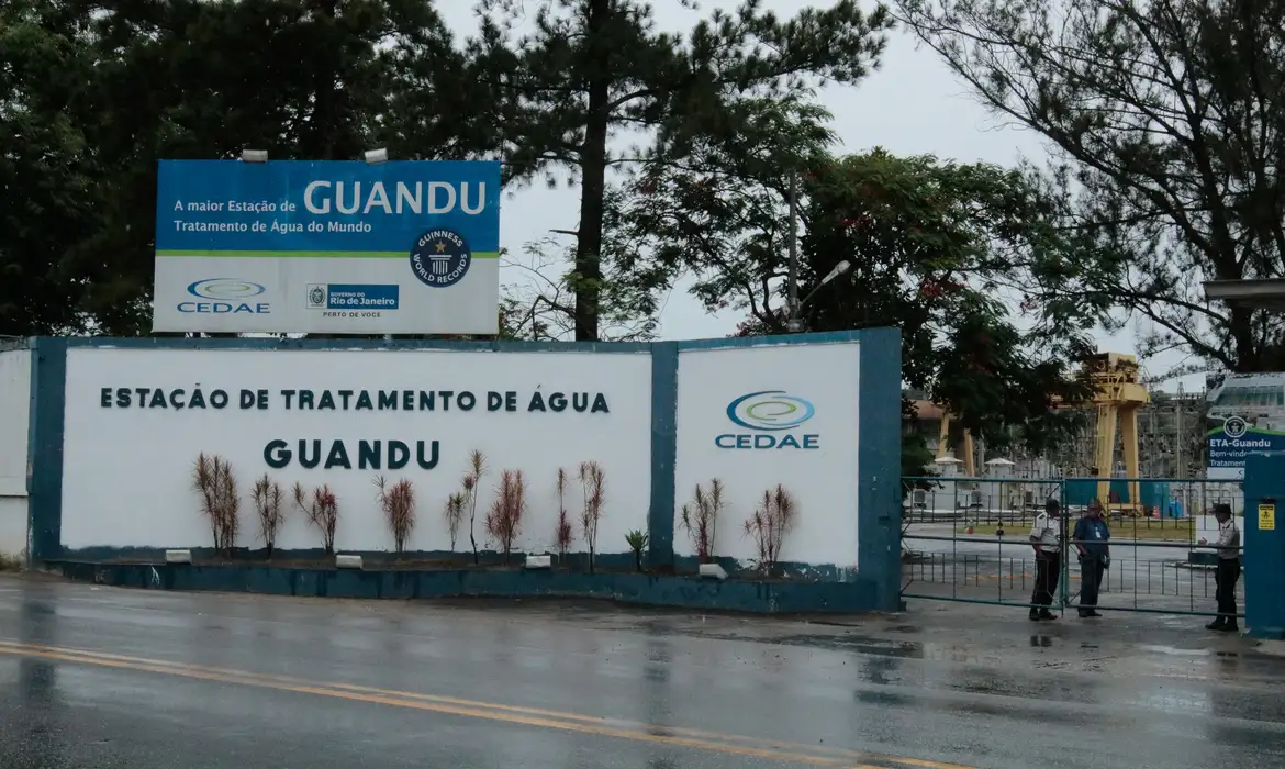 Fachada da Estação de Tratamento de Água Guandu, em Nova Iguaçu, na Baixada Fluminense.