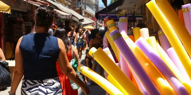 Rio de Janeiro (RJ), 23/12/2025 – Consumidores fazem compras na antevéspera de Natal no Saara, na região central do Rio de Janeiro. Foto: Tomaz Silva/Agência Bras
