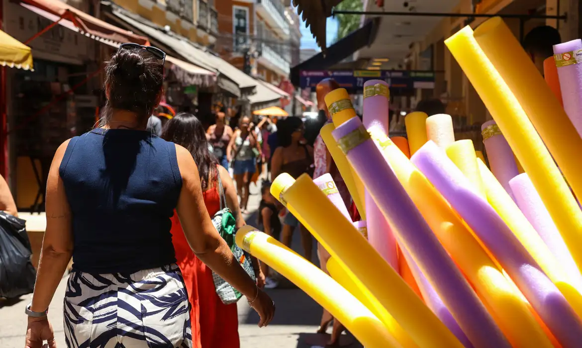 Rio de Janeiro (RJ), 23/12/2025 – Consumidores fazem compras na antevéspera de Natal no Saara, na região central do Rio de Janeiro. Foto: Tomaz Silva/Agência Bras