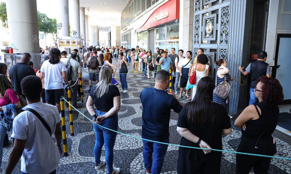 Rio de Janeiro (RJ), 05/10/2025 – Candidatos chegam ao local de prova do Concurso Nacional Unificado (CNU), no centro do Rio de Janeiro. Foto: Tomaz Silva/Agência Brasil