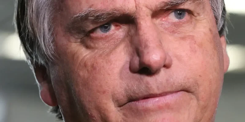 Rio de Janeiro (RJ), 29/06/2023 - O ex-presidente Jair Bolsonaro desembarca no aeroporto Santos Dumont e fala sobre o julgamento no TSE que pode torná-lo inelegível. Foto:Tânia Rêgo/Agência Brasil