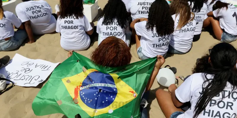 Rio de Janeiro (RJ), 19/08/2023 - A ONG Rio de Paz, familiares de Thiago Menezes Flausino, moradores,  amigos e lideranças da Cidade de Deus, onde o menino de 13 anos foi morto em ação da PM, no último dia 6; fazem protesto e enterro simbólico, na Praia de Copacabana. Foto:Tânia Rêgo/Agência Brasil