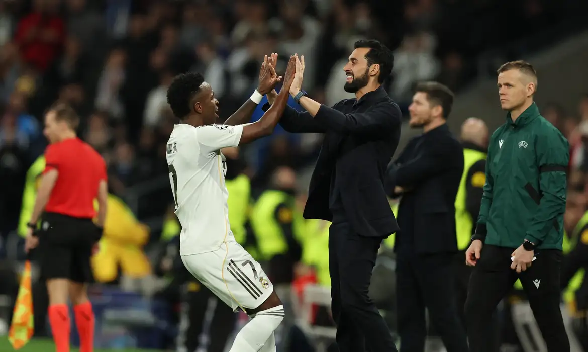 Soccer Football - UEFA Champions League - Real Madrid v AS Monaco - Santiago Bernabeu, Madrid, Spain - January 20, 2026 Real Madrid's Vinicius Junior celebrates scoring their fifth goal with coach Alvaro Arbeloa REUTERS/Violeta Santos Moura