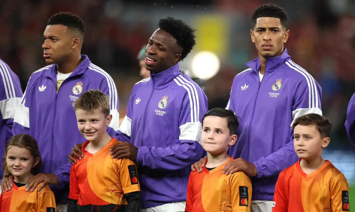 Kylian Mbappé, Vinícius Jr e Jude Bellingham antes de jogo do Real Madrid 
 4/11/2025     REUTERS/Phil Noble