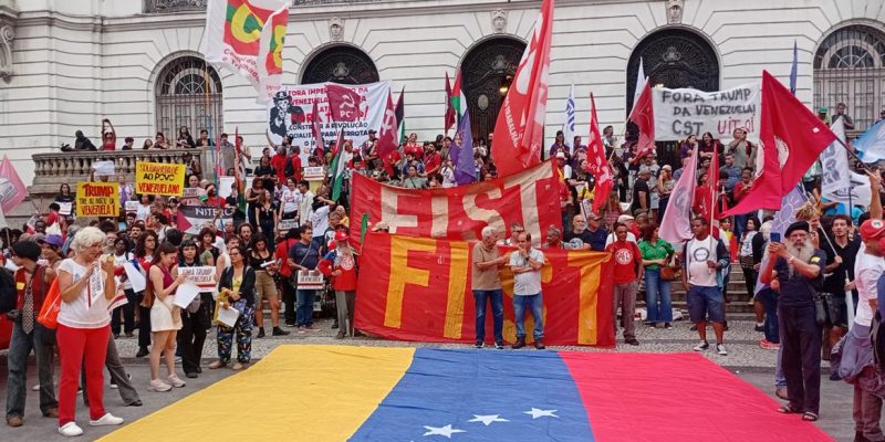 Rio de Janeiro (RJ), 05/01/2026 - Ato na Cinelândia contra a invasão dos Estados Unidos na Venezuela. Foto: Gilberto Costa/Agência Brasil
