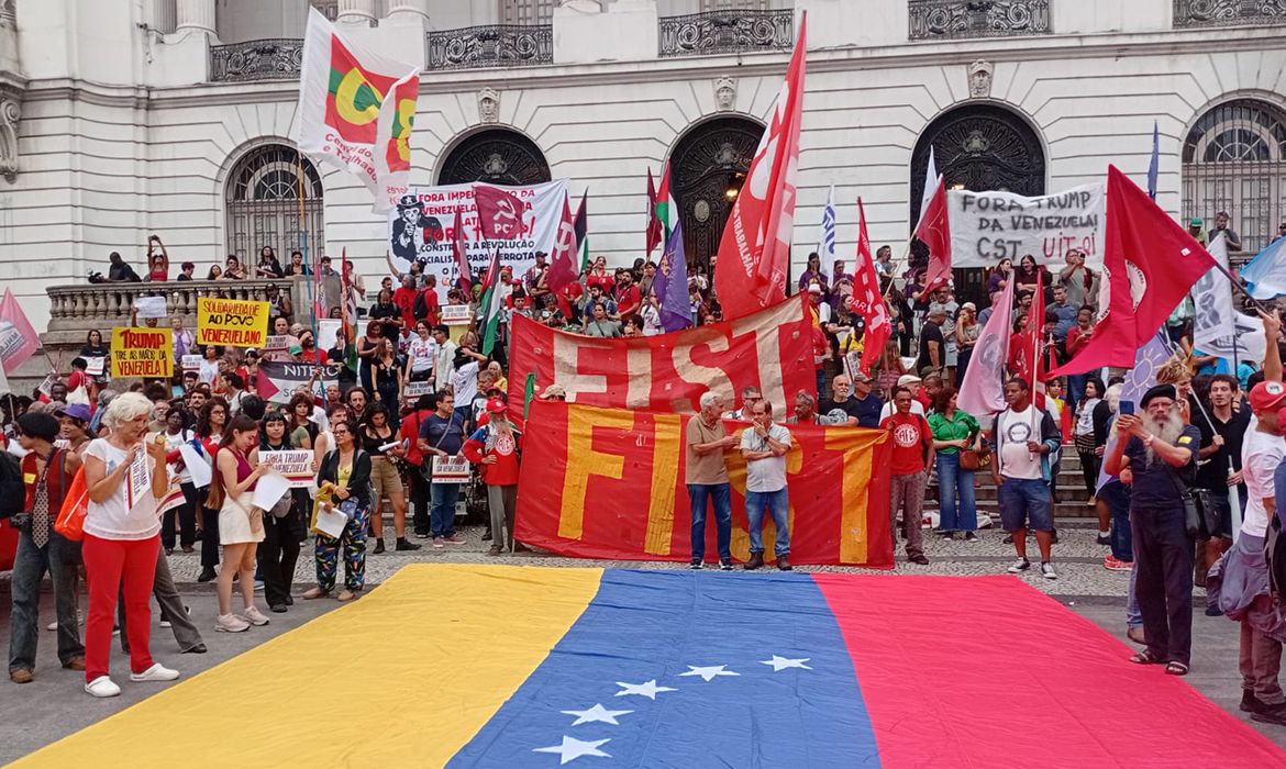 Rio de Janeiro (RJ), 05/01/2026 - Ato na Cinelândia contra a invasão dos Estados Unidos na Venezuela. Foto: Gilberto Costa/Agência Brasil