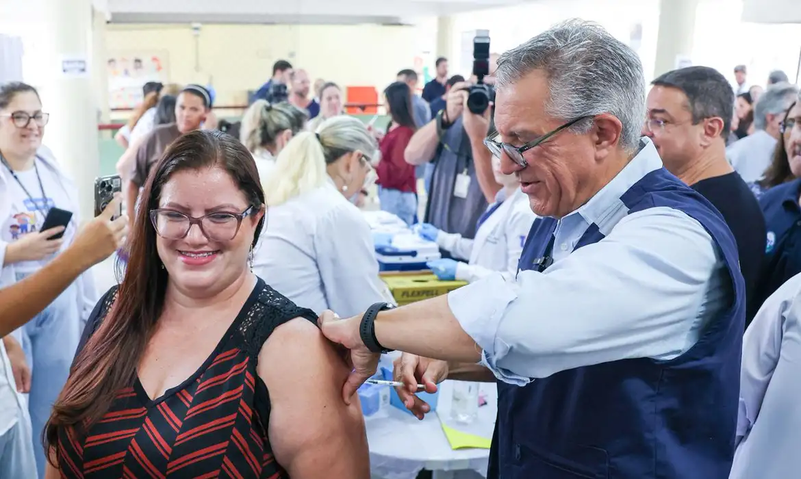 Botucatu (SP), 18/01/2026 - O ministro da Saúde, Alexandre Padilha, iniciou a vacinação contra a dengue com a primeira vacina 100% nacional, de dose única, desenvolvida pelo Instituto Butantan. Foto: Walterson Rosa/MS