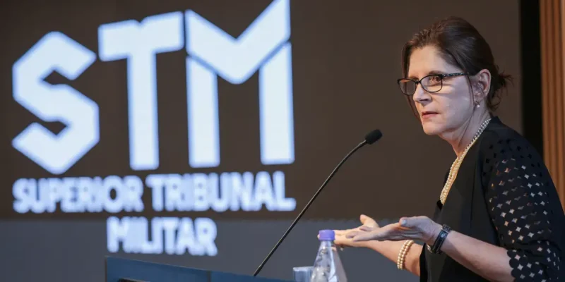 Brasília (DF), 03/02/2026 – A presidenta do Superior Tribunal Militar ministra Maria Elizabeth Rocha, fala sobre o rito que o tribunal irá fazer durante o julgamento da perda dos postos e patentes de Bolsonaro, Heleno, Braga Netto e outros condenados por trama golpista. 
Foto: Joédson Alves/Agência Brasil