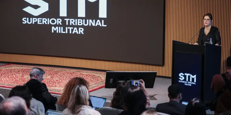 Brasília (DF), 03/02/2026 – A presidenta do Superior Tribunal Militar ministra Maria Elizabeth Rocha, fala sobre o rito que o tribunal irá fazer durante o julgamento da perda dos postos e patentes de Bolsonaro, Heleno, Braga Netto e outros condenados por trama golpista. 
Foto: Joédson Alves/Agência Brasil