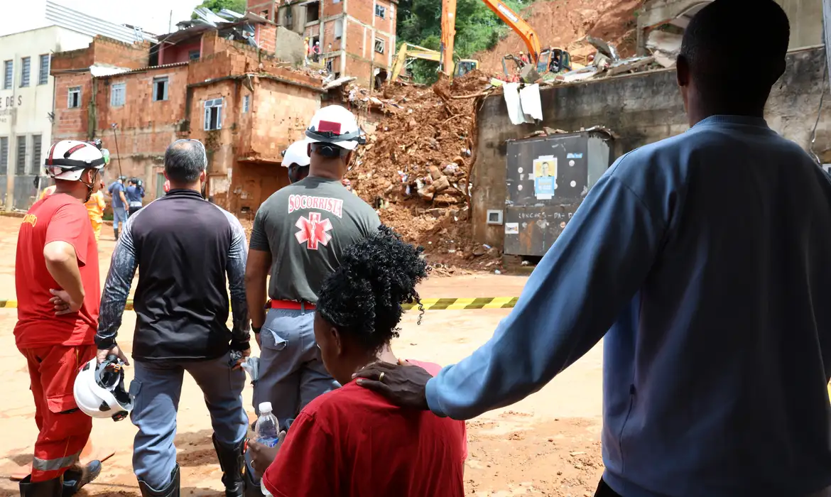 Juiz de Fora (MG), 27/02/2026 - Buscas pela última criança desaparecida no deslizamento de terra ocorrido durante tempestade da noite de segunda-feira, 22 de fevereiro, que vitimou 21 pessoas e deixou várias casas destruídas no bairro Jardim Burnier. Foto: Rovena Rosa/Agência Brasil