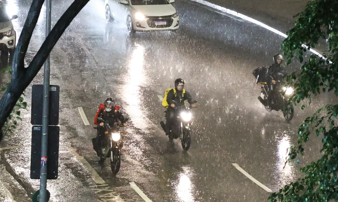 São Paulo (SP), 09/12/2025 - Chegada de frente fria causa chuva na capital paulista. Foto: Rovena Rosa/Agência Brasil