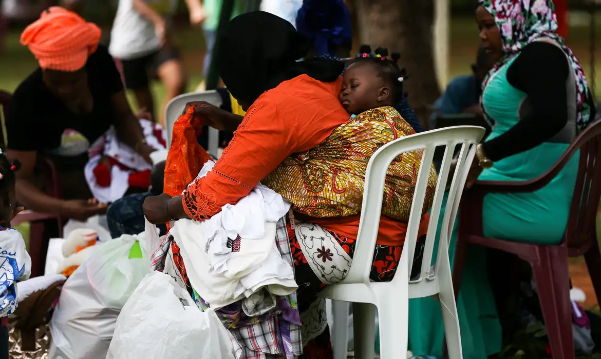 Brasília - Mães acompanhadas dos filhos participam do Encontro Crianças sem Fronteiras que reúne imigrantes e refugiados para um dia de lazer e confraternização (Marcelo Camargo/Agência Brasil)
