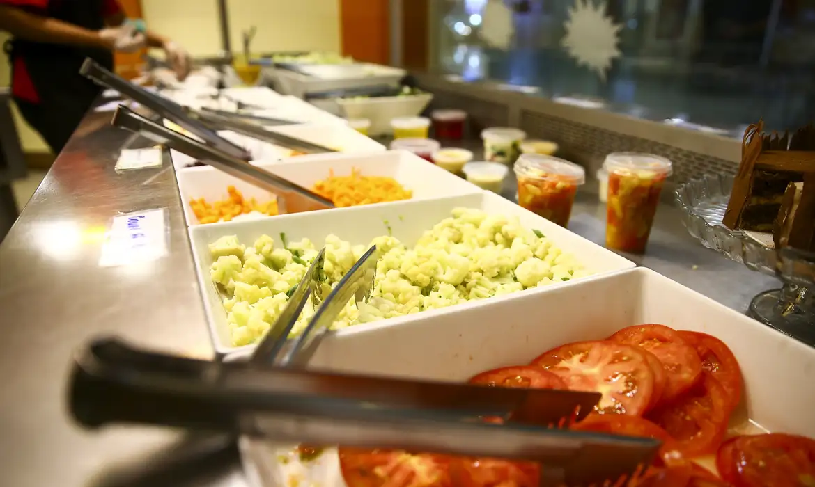 Comida servida em restaurante em Brasília.