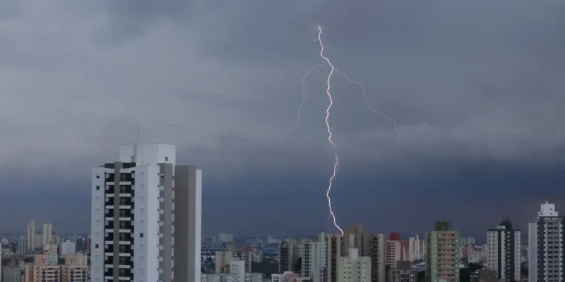 Tempestade, chuvas em São paulo, Raios, Vista geral da queda de raios sobre São Paulo e parte da cidade de São Bernardo
