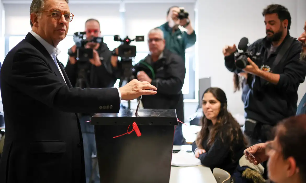 Socialista moderado António José Seguro deposita seu voto na urna, em Caldas da Rainha
08/02/2026
REUTERS/Pedro Nunes