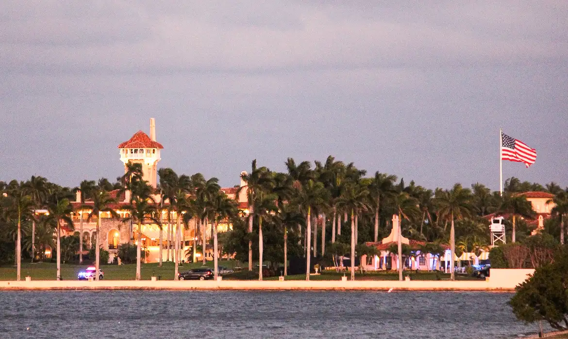 Palm Beach, Florida – February 16, 2026: Residents watching the motorcade, police units along the route, and views of Mar?a?Lago and Air Force One are seen during President Donald Trump’s departure back to the White Mar-A-Lago is seen after the Presidents departure after the Presidents Day weekend.(Christopher G. Beckett/Sipa USA)