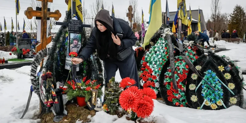 Pessoas se reúnem na cidade ucraniana de Bucha para marcar 4º aniversário da invasão russa
24/2/2026 REUTERS/Alina Smutko