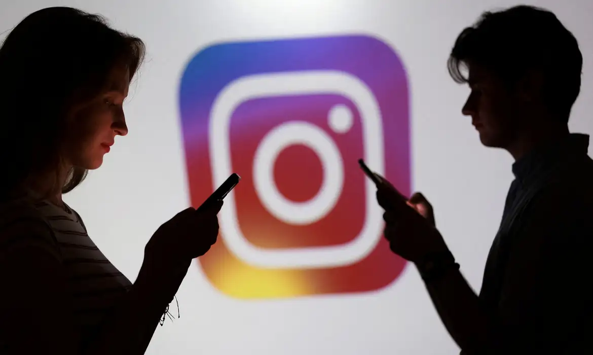 Ilustração mostra adolescentes com logo do Instagram
 11/9/2025    REUTERS/Dado Ruvic