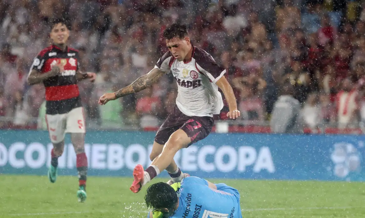 Soccer Football - Recopa Sudamericana - Final - Second Leg - Flamengo v Lanus - Estadio Maracana, Rio de Janeiro, Brazil - February 26, 2026 Lanus' Lucas Besozzi in action with Flamengo's Agustin Rossi REUTERS/Sergio Moraes