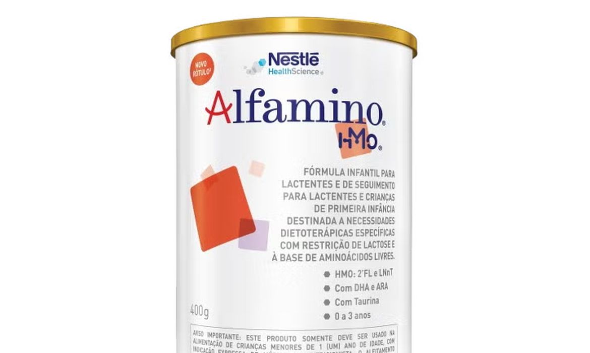 12/02/2026 - Fórmula infantil para lactentes e de seguimento para lactentes e crianças de primeira infância destinada a necessidades dietoterápicas específicas com restrição de lactose e à base de aminoácidos. Com DHA e ARA.. Foto: Nestlehealthscience/Divulgação