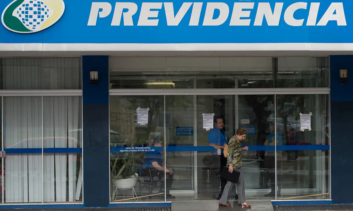 Servidores do Instituto Nacional do Seguro Social (INSS) entraram em greve por tempo indeterminado. Eles reivindicam reajuste salarial de 27,5% e melhores condições de trabalho (Marcelo Camargo/Agência Brasil)