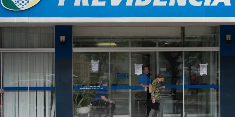 Servidores do Instituto Nacional do Seguro Social (INSS) entraram em greve por tempo indeterminado. Eles reivindicam reajuste salarial de 27,5% e melhores condições de trabalho (Marcelo Camargo/Agência Brasil)