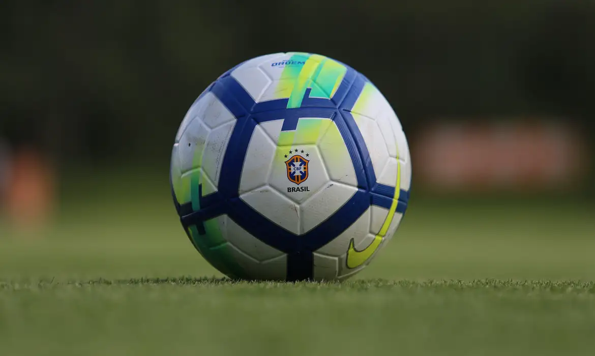 bola - gramado - futebol -  Tirada em 7 de setembro de 2018