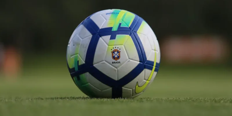 bola - gramado - futebol -  Tirada em 7 de setembro de 2018