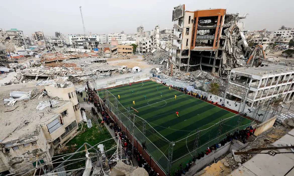 Palestinos jogam futebol em campo na Cidade de Gaza
 10/2/2026     REUTERS/Mahmoud Issa