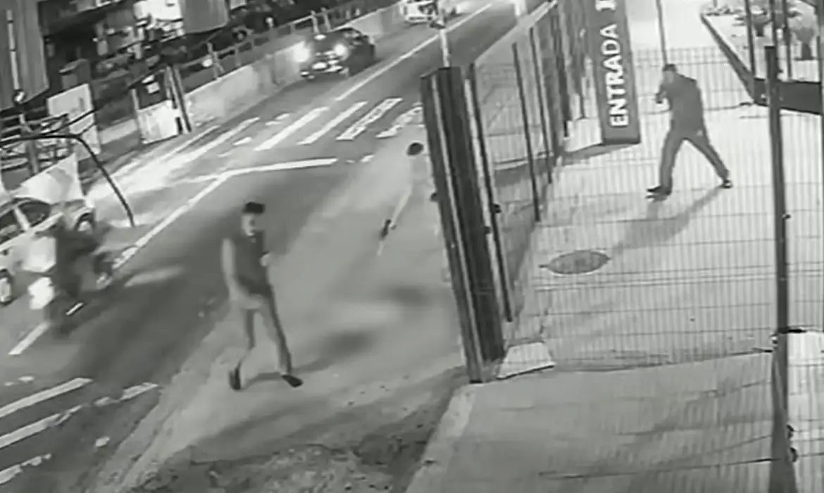 30/01/2026 - cachorro comunitário morre após ser baleado com cerca de 10 tiros em avenida da Zona Leste de SP. Foto: Câmera de segurança