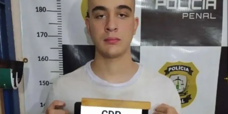 12/02/2026 - A imagem do piloto Pedro Turra com a cabeça raspada, no momento que é incluído no Complexo Penitenciário da Papuda. Foto: PCDF/Divulgação