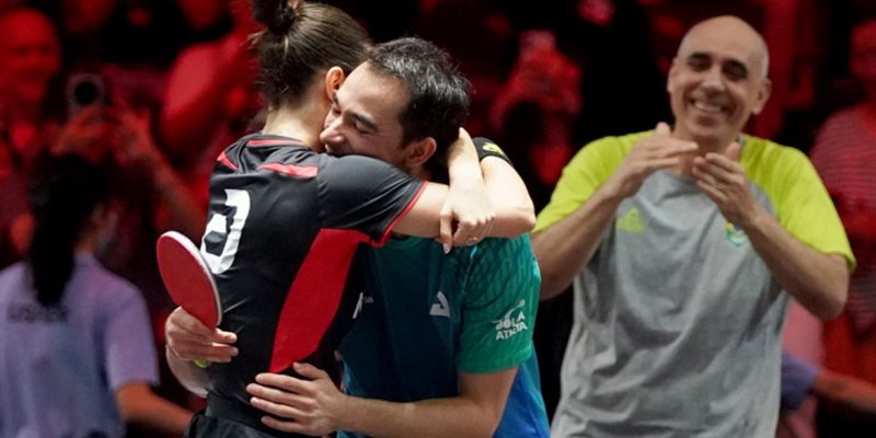 Singapura, 27/02/2026 - A dupla de mesatenistas Hugo Calderano e Bruna Takahashi conquistaram o primeiro título do país em torneios Smash., do Torneio Mundial de Tênis de Mesa. Foto: WTT/Divulgação