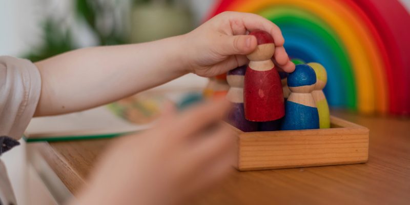 imagem de crianca brincando em alusao a primeira infancia