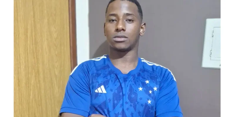 27.02.2026 - O ex-soldado do Exécito Yuri Souza, de 19 anos, viveu seu maior ato de bravura na última semana de serviço. Na terça-feira (24), poucos dias antes de ser desligado, que ele enfrentou uma rua alagada, com água na cintura, para salvar uma bebezinha de cinco meses durante uma enchente em Juiz de Fora (MG). Foto: Yuri Souza/Arquivo Pessoal