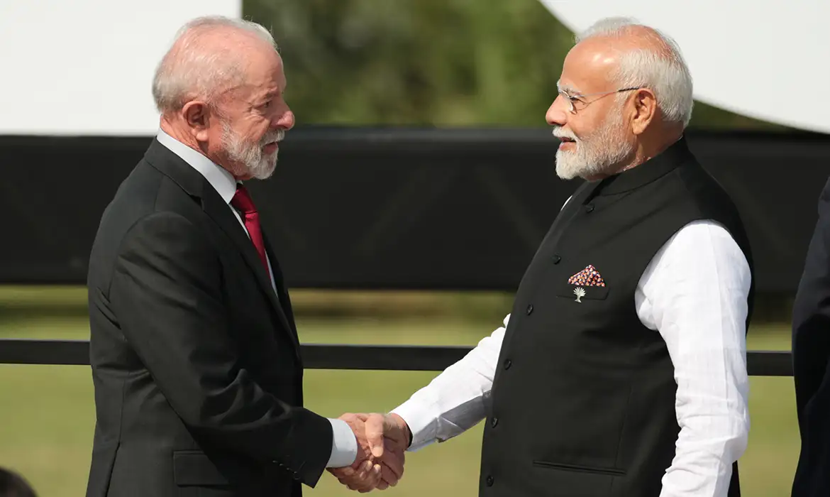 Rio de Janeiro (RJ), 06/07/2025 - O presidente Luiz Inácio Lula da Silva (e), cumprimenta Primeiro ministro, Narendra Modi  (Índia), antes da foto ofical do Brics com seus membros.
Foto: Joédson Alves/Agência Brasil