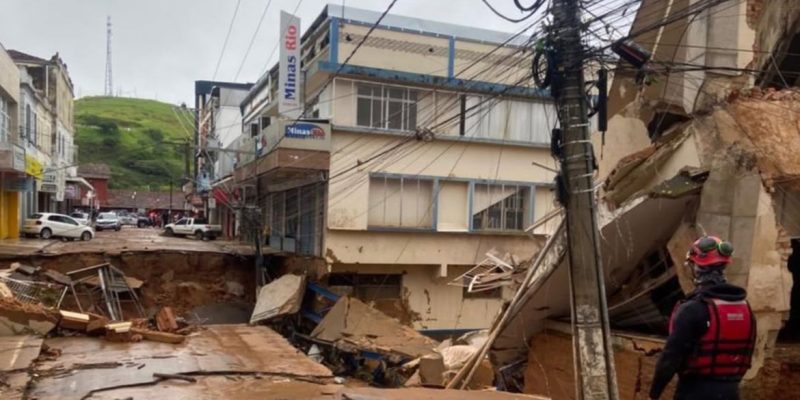 Juiz de Fora (MG), 24/02/2026 - Soldado do Corpo de Bombeiros faz busca em casas soterradas após fortes chuvas. Foto: CBMMG/Divulgação