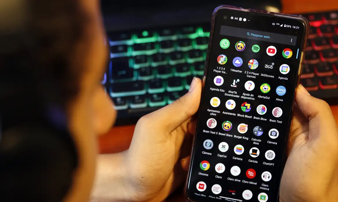 Brasília (DF), 27/01/2025 - Crianças com perfil aberto em redes sociais. Ian Fernandes de Alencar. Foto: Bruno Peres/Agência Brasil