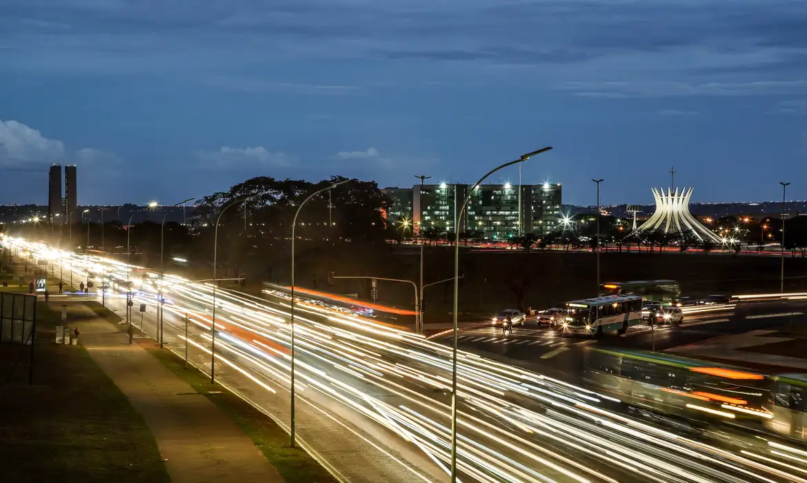 15/06/2023 - Brasília - Trânsito intenso na Esplanada dos Ministérios em Brasília - Cenas da Cidade. Foto: Rafa Neddermeyer/Agência Brasil