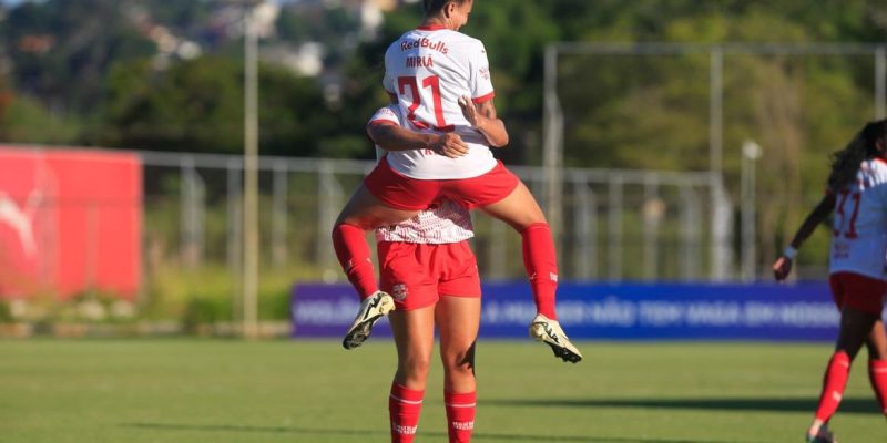 Jogadoras do Red Bull Bragantino comemoram gol