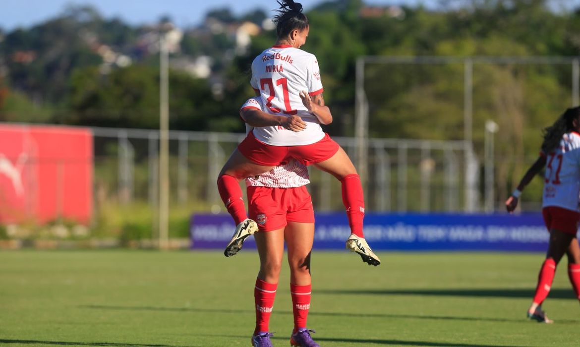 Jogadoras do Red Bull Bragantino comemoram gol