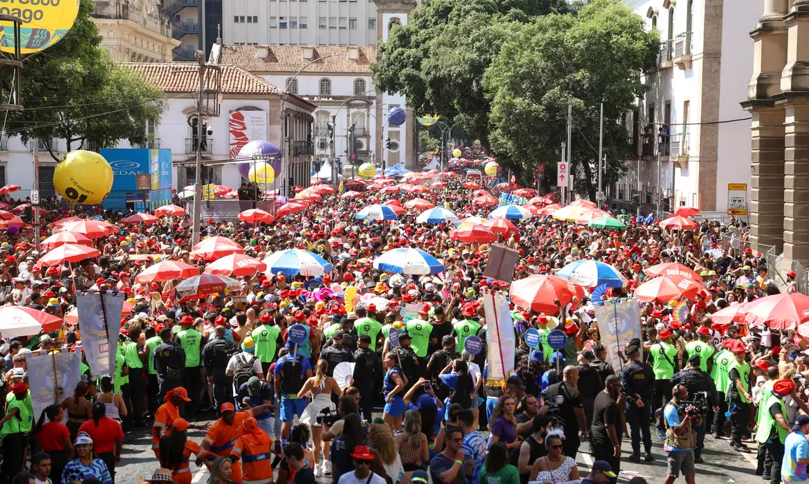 Rio de Janeiro (RJ), 14/02/2026 – O bloco Cordão da Bola Preta desfila no sábado de carnaval no centro do Rio de Janeiro. Foto: Tomaz Silva/Agência Brasil