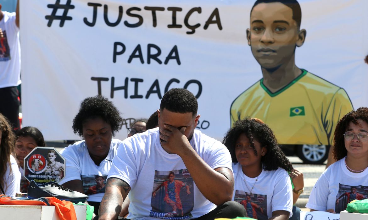 Rio de Janeiro (RJ), 19/08/2023 - Diogo Fausino, pai de Thiago, se emociona em ato. A ONG Rio de Paz, familiares de Thiago Menezes Flausino, moradores, amigos e lideranças da Cidade de Deus, onde o menino de 13 anos foi morto em ação da PM, no último dia 6; fazem protesto e enterro simbólico, na Praia de Copacabana. Foto:Tânia Rêgo/Agência Brasil