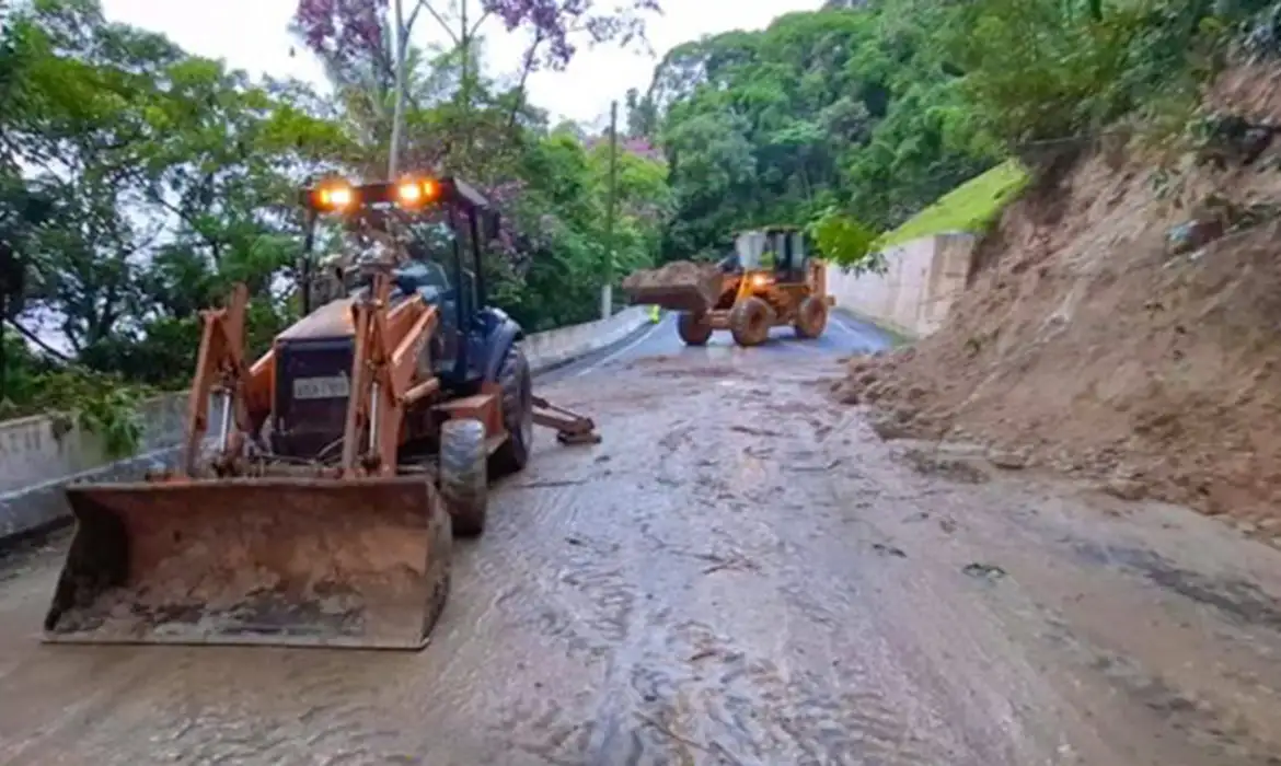 Ubatuba (SP), 22/02/2026 - Tratores fazem limpeza de rua após fortes chuvas. Foto: Prefeitura de Ubatuba/Divulgação