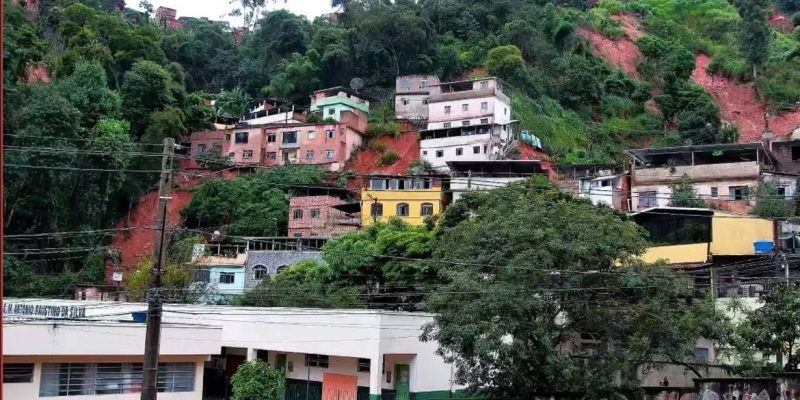 Juiz de Fora (MG), 24/02/2026 - Casas ficaram soterradas durante fortes chuvas. Frame: Prefeitura de Juiz de Fora/Divulgação