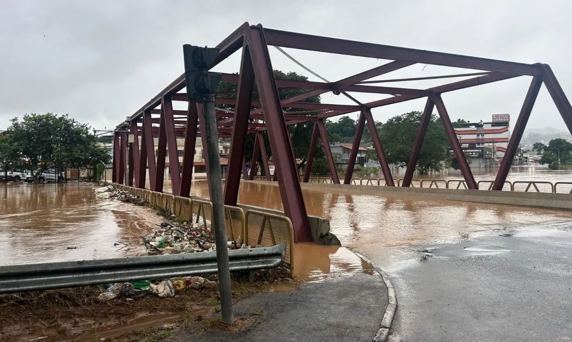 Juiz de Fora (MG), 24/02/2026 - Ponte alagada durante fortes chuvas. Foto: Prefeitura de Juiz de Fora/Divulgação
