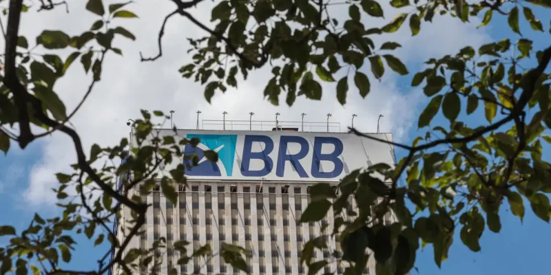 Brasília (DF), 19/11/2025 – Fachada do prédio do banco de Brasília (BRB).  Em março de 2025, o conselho do Banco BRB aprovou a compra de 58% do capital do Banco Master, valor estimado em R$ 2 bilhões.
O acordo previa que o BRB, uma sociedade de capital e controlada majoritariamente pelo Governo do Distrito Federal (GDF)
Foto: Joédson Alves/Agência Brasil