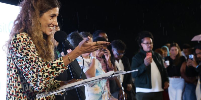Rio de Janeiro (RJ), 04/03/2026 - A diretora de programação e conteúdo da EBC, Antonia Pellegrino, fala durante lançamento da campanho Feminicídio Nunca Mais, organizada pela NO MORE Foundation, Agência Brasileira de Promoção Internacional do Turismo - Embratur e Empresa Brasil de Comunicação - EBC, no monumento do Cristo Redentor. Foto: Rovena Rosa/Agência Brasil