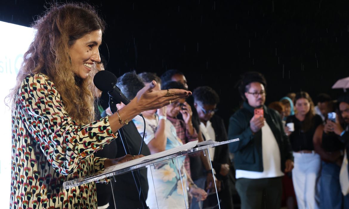 Rio de Janeiro (RJ), 04/03/2026 - A diretora de programação e conteúdo da EBC, Antonia Pellegrino, fala durante lançamento da campanho Feminicídio Nunca Mais, organizada pela NO MORE Foundation, Agência Brasileira de Promoção Internacional do Turismo - Embratur e Empresa Brasil de Comunicação - EBC, no monumento do Cristo Redentor.  Foto: Rovena Rosa/Agência Brasil