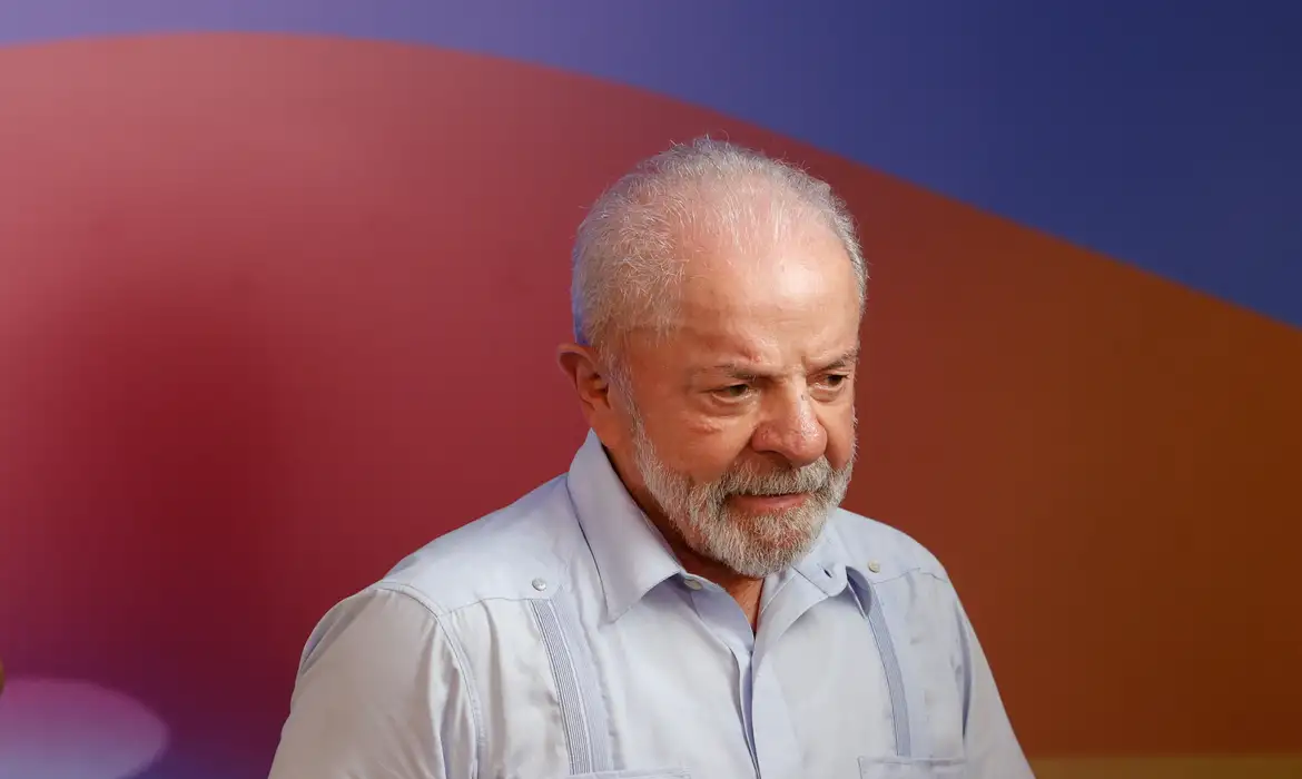 Rio de Janeiro (RJ), 06/03/2026 – O presidente da República, Luiz Inácio Lula da Silva, acompanha o anúncio de um hub internacional da GOL no Aeroporto do Galeão.  Foto: Fernando Frazão/Agência Brasil